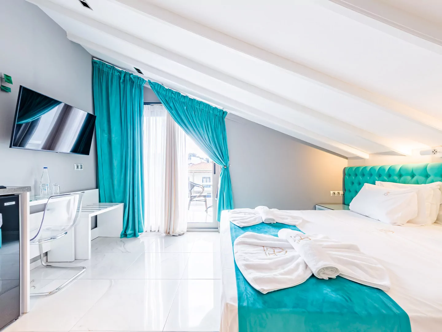 Modern luxury suite bedroom with sea view balcony at Alpha Luxury Suites Pefkohori Halkidiki